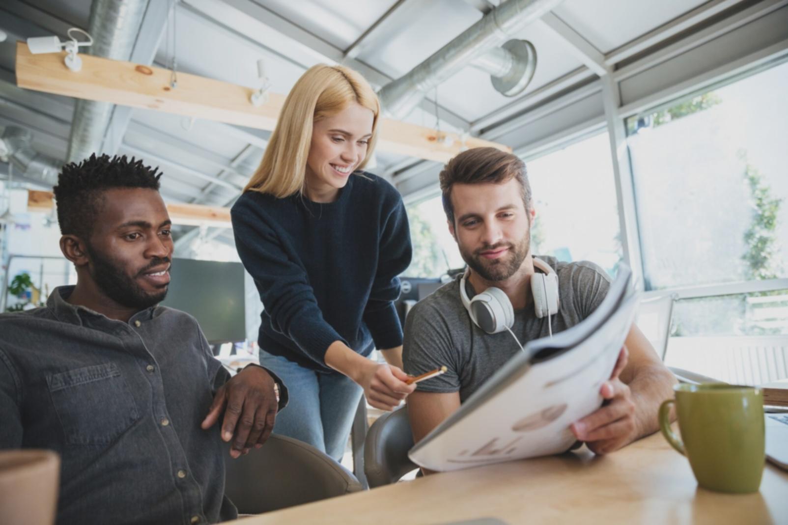 Finanzanalyse-Arbeitsumgebung mit Dokumenten und Laptop