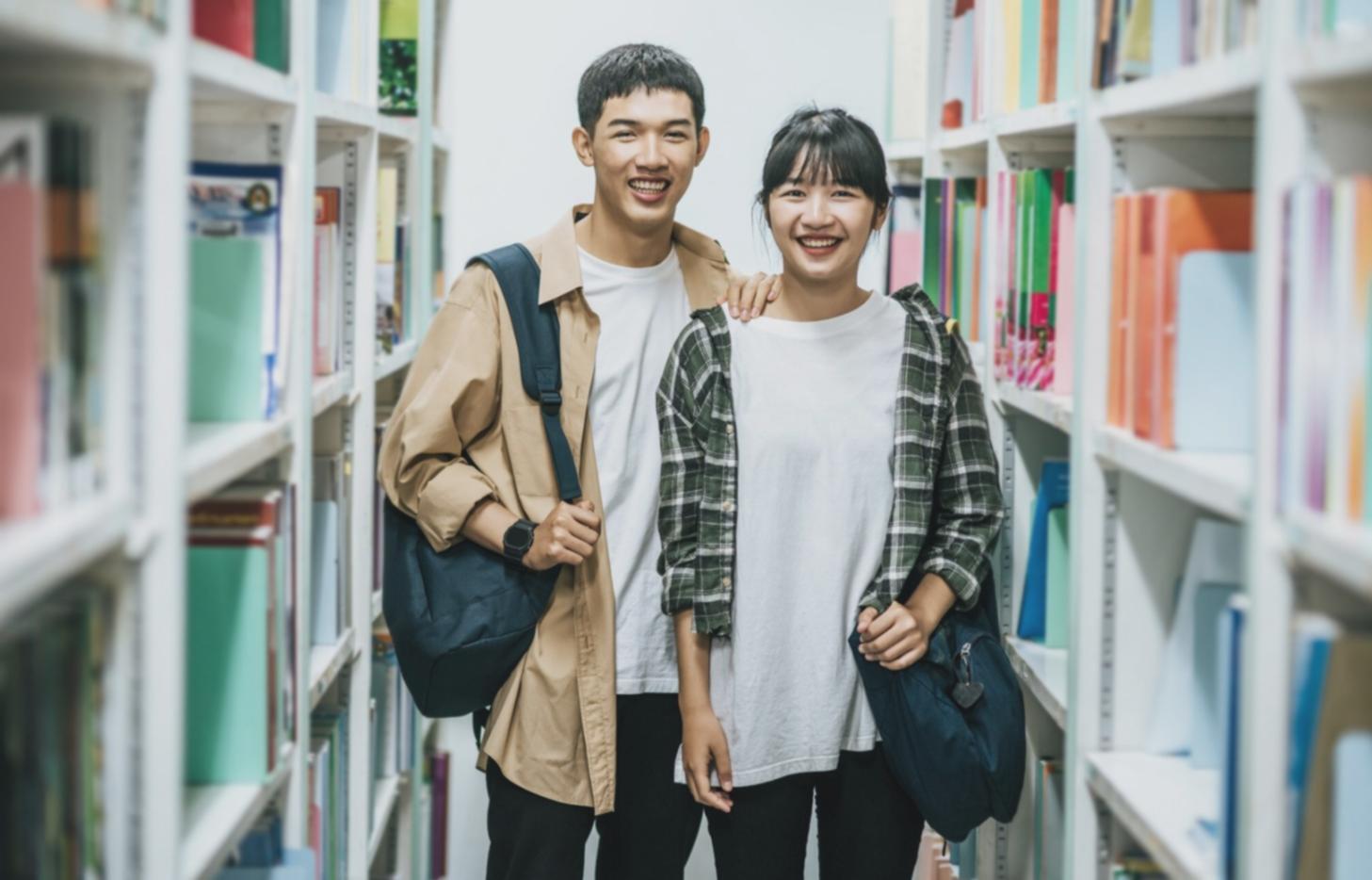 Team bei der Finanzanalyse am Besprechungstisch